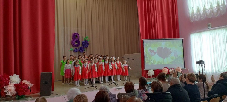 В нашей школе состоялся праздничный концерт, посвященный Международному Женскому дню.